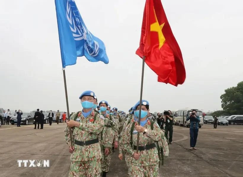 Les officiers de l'Unité de Génie n° 1 et de l'Hôpital de campagne de niveau 2 n° 4 partent pour accomplir leur mission. Photo: VNA