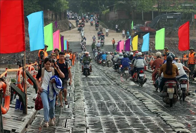 Le pont flottant de Phong Chau reliant les deux rives du fleuve Rouge. Photo: VNA