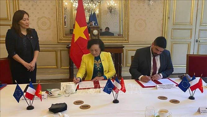 Le ministre français de la Fonction publique, de la Simplification et de la Transformation de l'action publique Guillaume Kasbarian et la ministre vietnamienne de l'Intérieur Pham Thi Thanh Tra signent un accord administratif entre les deux ministères. Photo: VNA