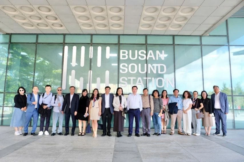 Ngo Phuong Lan, présidente de la VFDA, cheffe de la délégation et les dirigeants des provinces villes au Festival du film de Busan. Photo: tintuc