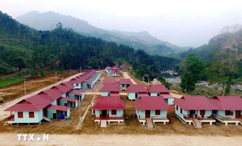 De nouvelles maisons des habitants du village de Bang La, commune de Tra Leng, district de Nam Tra My, province de Quang Nam, après la catastrophe naturelle. Photo: VNA