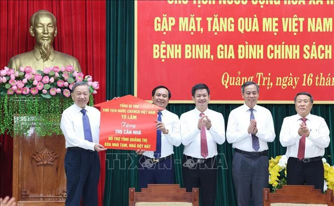 Le SG et président To Lam remet symboliquement 200 maisons pour aider la province de Quang Ngai à éliminer les maisons temporaires et délabrées pour les ménages pauvres et quasi-pauvres. Photo: VNA