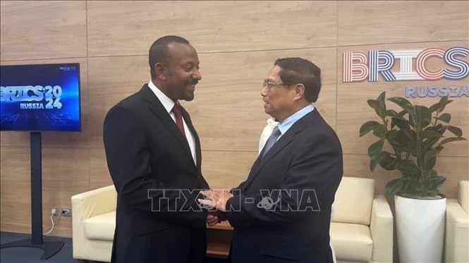 Le Premier ministre Pham Minh Chinh (droite) et le Premier ministre de l'Éthiopie, Abiy Ahmed. Photo: VNA