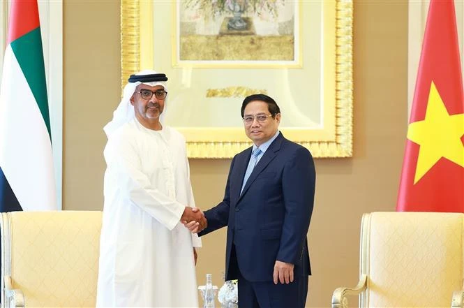 Le Premier ministre Pham Minh Chinh (droite) et le directeur de l'Autorité d'investissement d'Abou Dhabi Sheikh Hamad Bin Zayed Al Nahyan. Photo: VNA