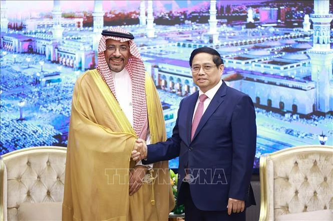 Le PM Pham Minh Chinh (droite) rencontre le ministre saoudien de l'Industrie et des Ressources minérales, Bandar Ibrahim Al-Khorayef. Photo: VNA