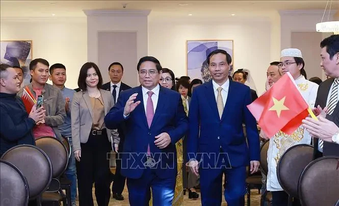 Le PM Pham Minh Chinh rencontre des représentants de la communauté vietnamienne au Qatar. Photo: VNA