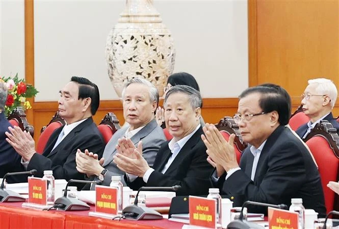 Des anciens dirigeants lors de la conférence. Photo: VNA