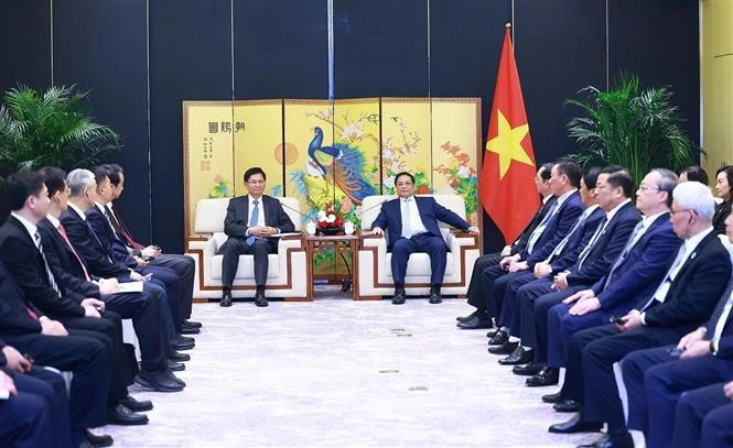 Le PM Pham Minh Chinh (droite) rencontre le président de la région autonome Zhuang du Guangxi (Chine) Lan Tianli. Photo: VNA