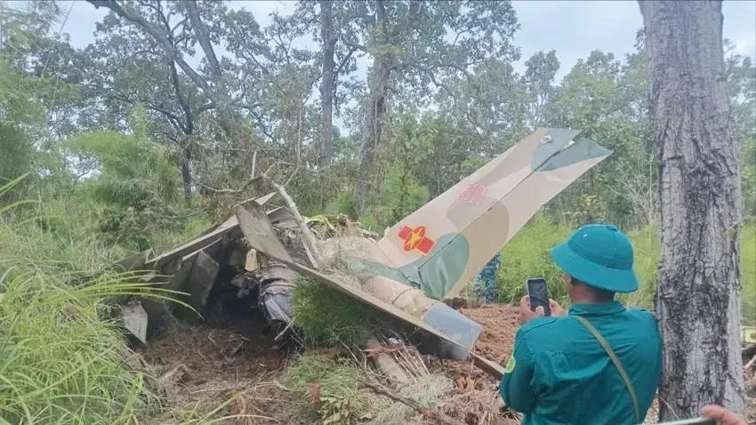 L'épave de l'avion militaire Yak-130 a été retrouvée dans le parc national de Yok Don, dans le district de Buon Don, dans la province de Dak Lak. Photo: vnews.gov.vn