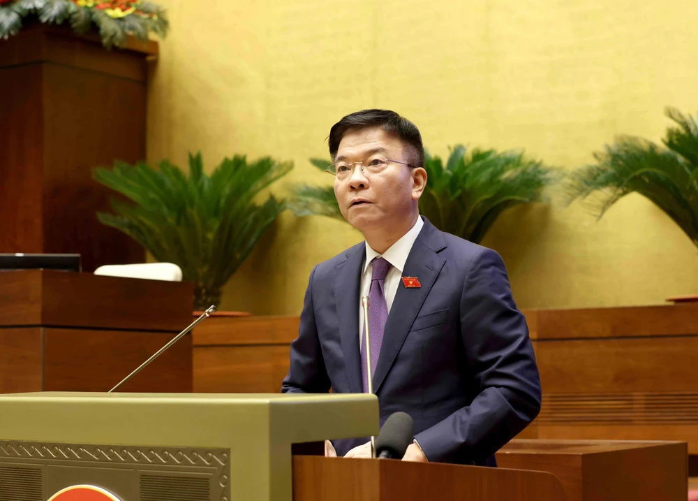 Le vice-Premier ministre Le Thanh Long présente la proposition à l'AN. Photo: VNA