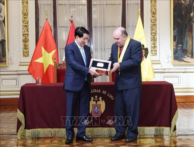 Le maire de Lima, Rafael Lopez, remat la clé de la ville de Lima au président Luong Cuong. Photo: VNA