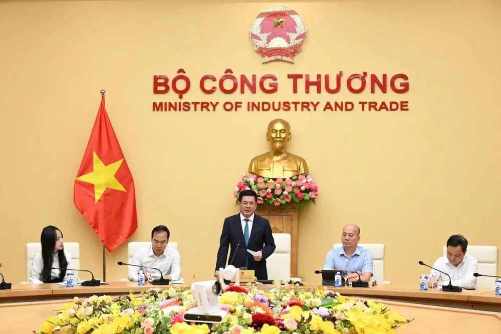 Le ministre de l'Industrie et du Commerce Nguyen Hong Dien prend la parole. Photo: VNA