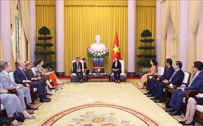 La vice-présidente Vo Thi Anh Xuan reçoit le ministre-président du Land de Hesse Boris Rhein. Photo: VNA