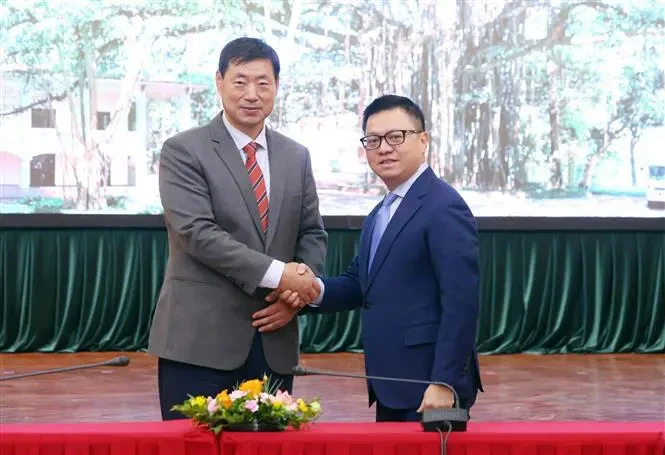 Le rédacteur en chef du journal Nhan Dan Le Quoc Minh (droite) et le président-directeur général de l'Agence de presse Yonhap Hwang Dae-il. Photo: VNA