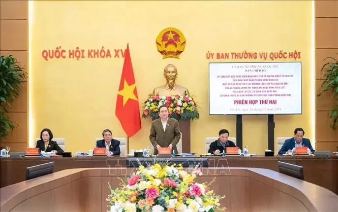 Le président de l'AN, Tran Thanh Man préside la 2e réunion sur le bilan de la résolution n°18-NQ/TW du 12e Comité central du Parti. Photo: VNA