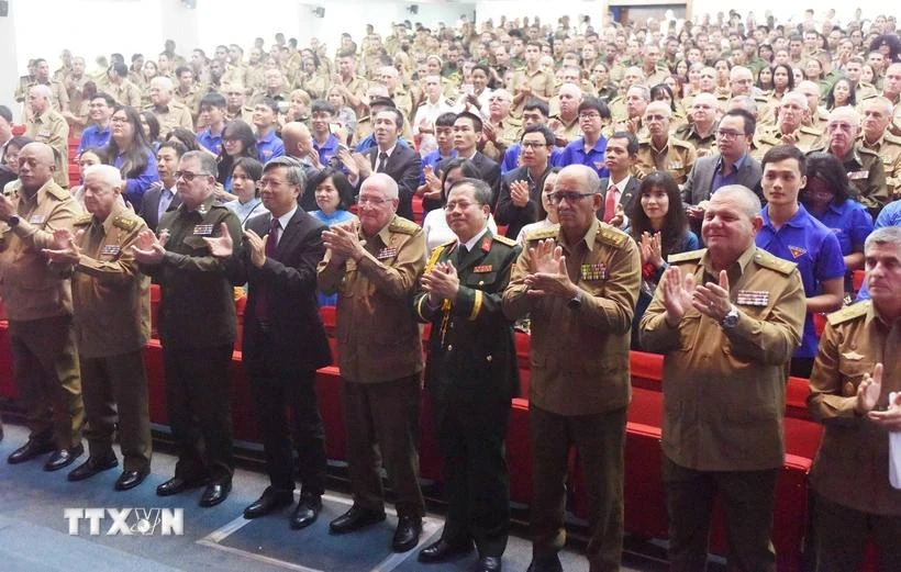 Le ministère cubain des Forces armées révolutionnaires (MINFAR) a solennellement organisé le 11 décembre à La Havane une cérémonie célébrant le 80e anniversaire de la fondation de l'Armée populaire du Vietnam. Photo: VNA 