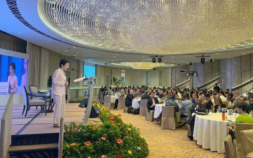 新加坡可持续发展与环境部长傅海燕在对话中发言。照片：越通社