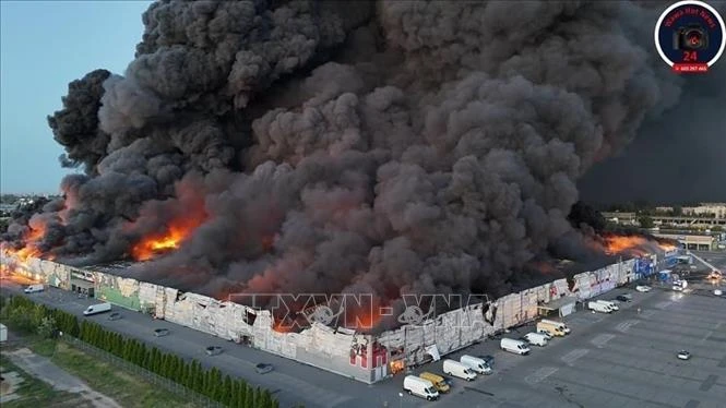 Un incendie s'est déclaré le 12 mai vers 04h00 dans un centre commercial dans la rue Marywilska, à Varsovie, en Pologne, où de nombreux Vietnamiens possèdent des stands commerciaux. Photo : Wawa Hot News 24