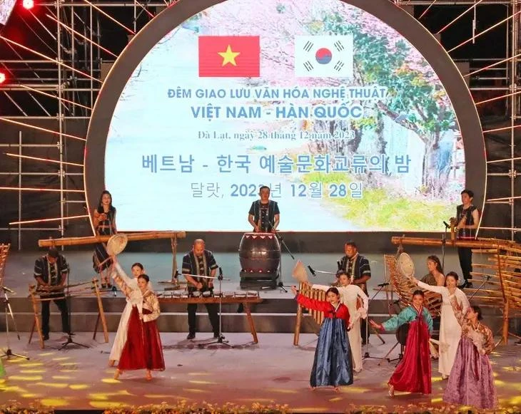 Soirée d'échange culturel et artistique Da Lat (Vietnam) - Chuncheon (République de Corée) fin décembre 2023. Photo : Comité populaire de la ville de Da Lat