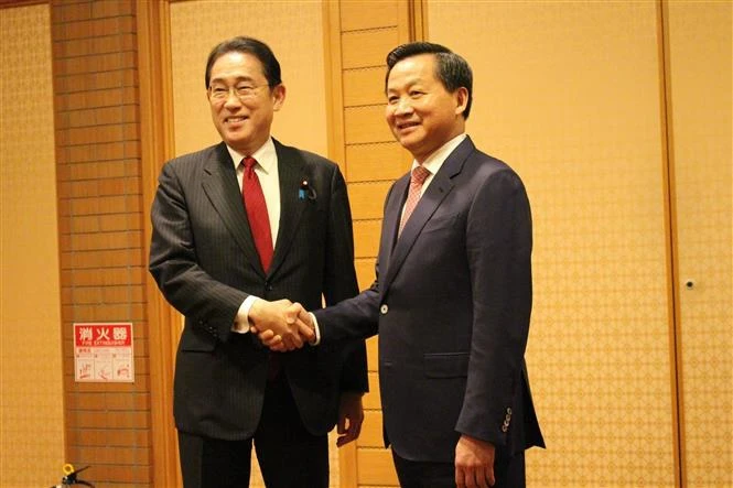 Le vice-Premier ministre Le Minh Khai (droite) rencontre le Premier ministre japonais Kishida Fumio. Photo : VNA