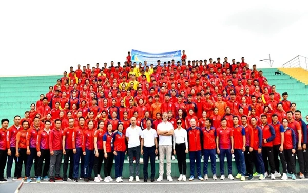 Les athlètes vietnamiens saluent l'ambassadeur français. Photo : tdtt.gov.vn