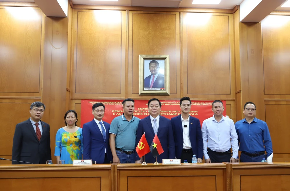 Nguyen Trong Nghia, secrétaire du Comité central du Parti communiste du Vietnam (PCV) et des Vietnamiens d'outre-mer membres du PCV en Angola prennent une photo lors du séminaire. Photo : VNA
