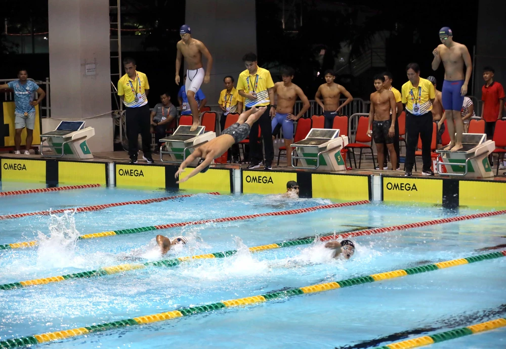 A l'issue de la première journée de compétition de natation lors des 13es Jeux sportifs des élèves d'Asie du Sud-Est, l'équipe vietnamienne s'est temporairement classée première avec 5 médailles d'or. Photo : VNA