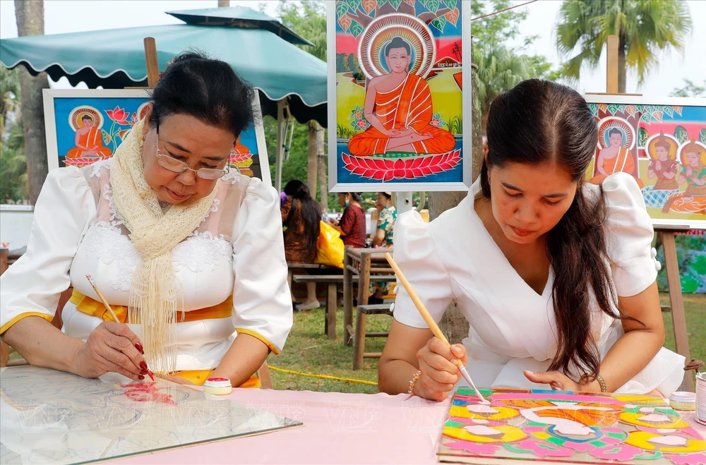 L’art de la peinture sur verre inversé des Khmers 