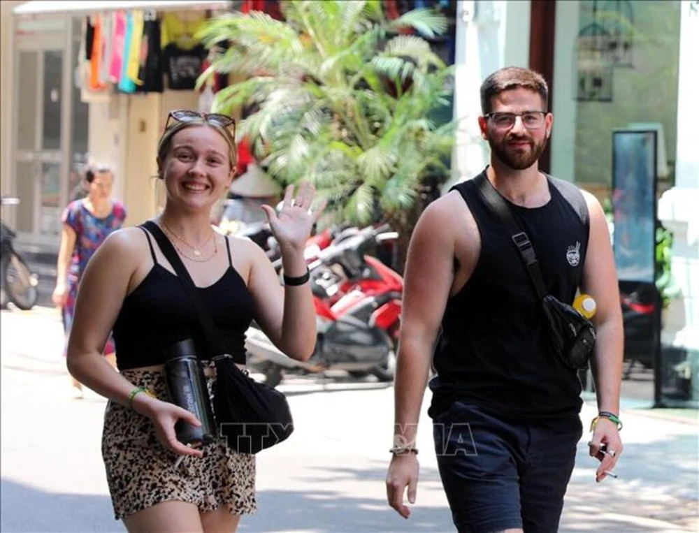 Des visiteurs étrangers à Hanoï. Photo : VNA