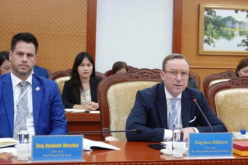 La délégation du Conseil d'affaires UE-ASEAN (EU-ABC) travaille avec le ministère vietnamien des Finances. Photo : comité d'organisation/Vietnam+