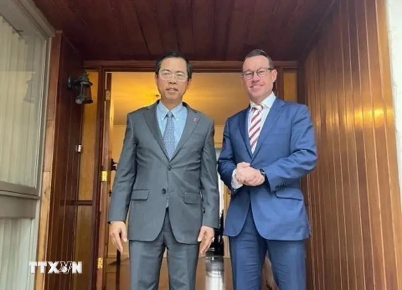 L'ambassadeur du Vietnam en Australie, Pham Hung Tam rencontre Justin McGowan, directeur exécutif chargé du commerce et des investissements de l'État du Queensland dans la matinée du 9 juillet à Canberra. Photo : VNA