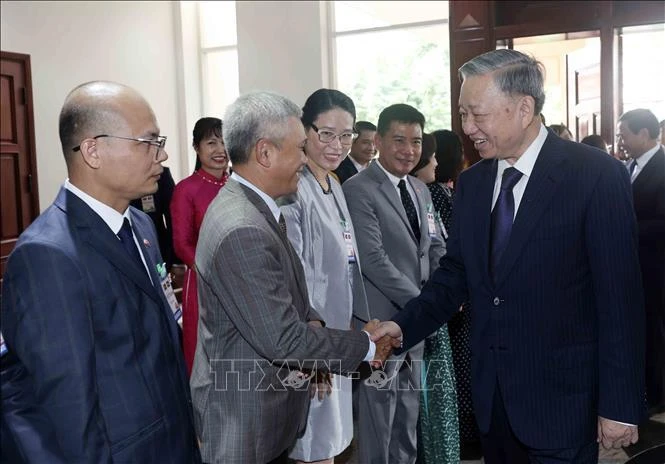 Le président To Lam rencontre plus de 100 personnes représentant des associations et entreprises vietnamiennes au Laos .Photo : VNA