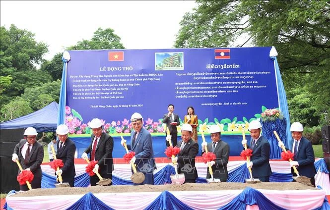 Lors de la cérémonie de mise en chantier du projet de construction d'un centre de recherche scientifique et de formation au sein de l'Université nationale du Laos. Photo : VNA