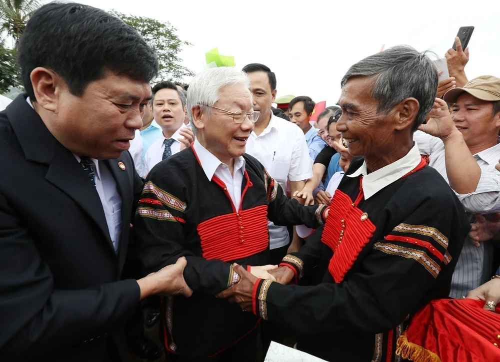 Le secrétaire général et président de la République, Nguyen Phu Trong (au milieu) à la fête de solidarité ethnique dans la commune de Dur Kmăl, district de Krong Ana, province de Dak Lak, dans la matinée du 11 novembre 2018. Photo : Tri Dung – VNA