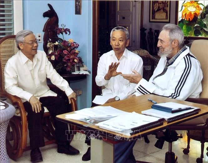 Le secrétaire général Nguyen Phu Trong (gauche) et le dirigeant Fidel Castro (droite) lors de sa visite officielle d'amitié à Cuba, dans l'après-midi du 11 avril 2012. Photo d'archives de la VNA