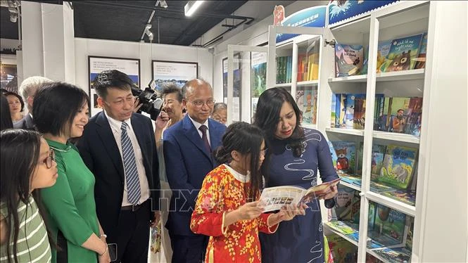 La vice-ministre Lê Thi Thu Hang a également assisté à la cérémonie d'inauguration d’une « Bibliothèque vietnamienne » en France. Photo : VNA