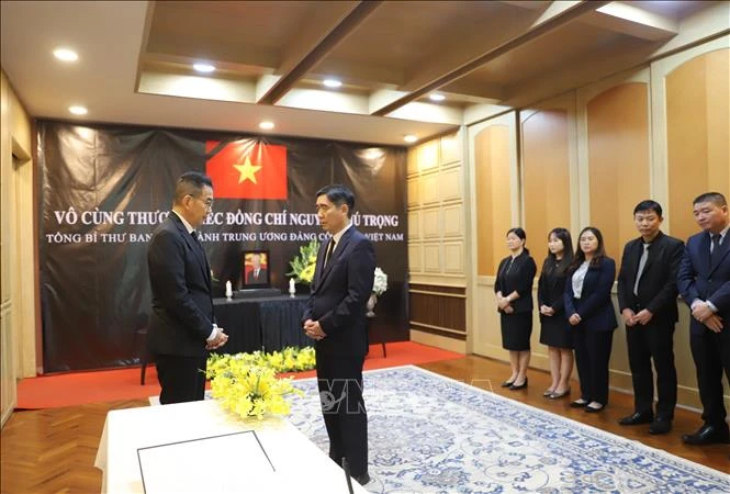 Le ministre thaïlandais des Affaires étrangères, Maris Sangiampongsa (gauche) s'est rendu mardi 23 juillet, à l'ambassade du Vietnam en Thaïlande pour exprimer ses condoléances face au décès du secrétaire général du Parti communiste vietnamien Nguyen Phu Trong. Photo : VNA