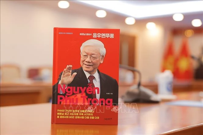 Couverture du livre sur le secrétaire général Nguyen Phu Trong, écrit par l'écrivain sud-coréen Cho Chul-hyeon. Photo : VNA