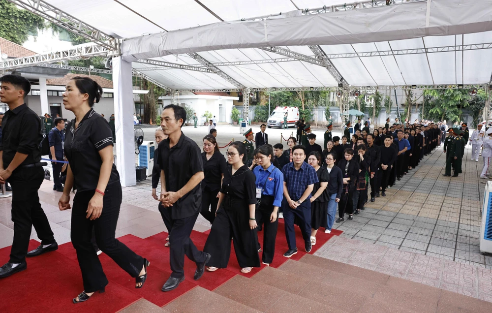 Des gens continuent de faire la queue pour rendre hommage au secrétaire général Nguyen Phu Trong, le 26 juillet. Photo : VNA