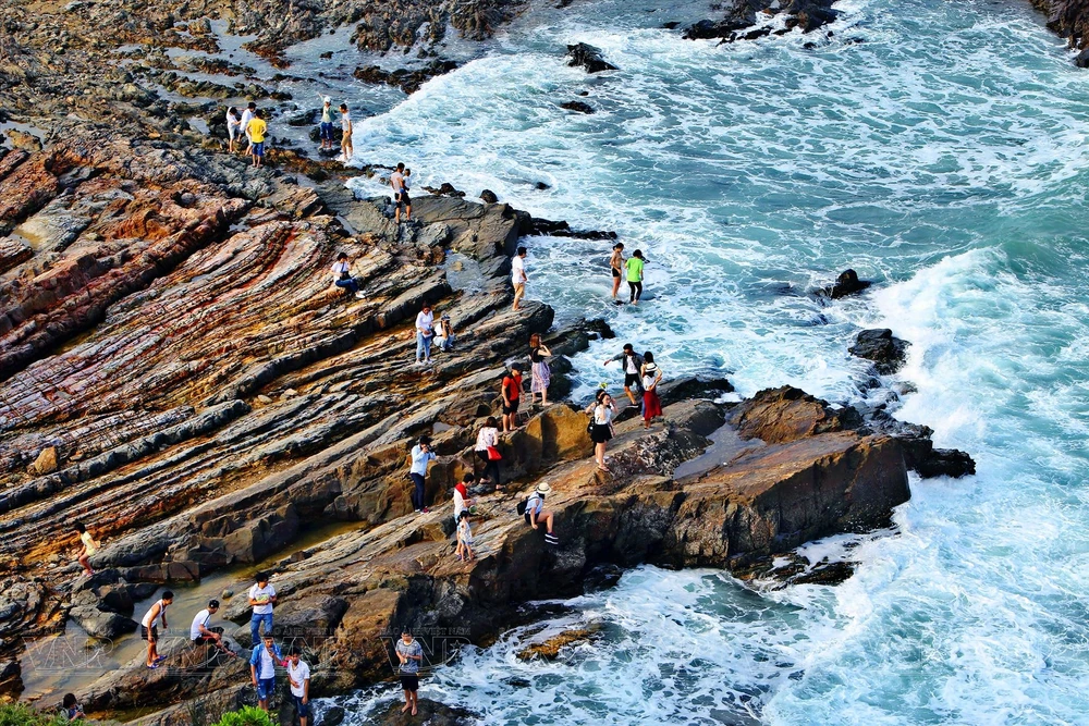 Des touristes sur la plage rocheuse de Mong Rông sur l'île de Cô Tô. Photo : Công Dat/Vietnam Illustré 