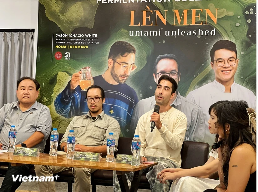 Le scientifique et expert en fermentation Jason Ignacio White (au micro) parle du projet. (Photo : Vietnam+)