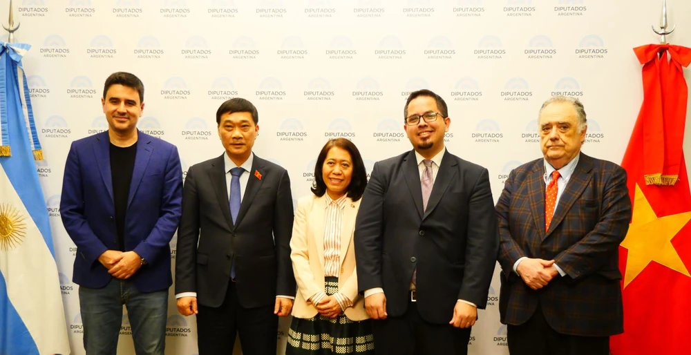 La délégation de l'Assemblée nationale vietnamienne prend une photo avec des représentants du groupe d'amitié parlementaire Argentine-Vietnam. Photo : VNA