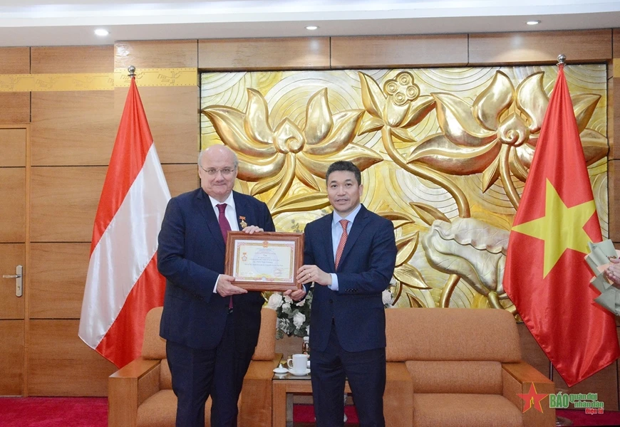 Le président de l'Union des organisations d'amitié du Vietnam (UOAV), Phan Anh Son (droite) décerne l'insigne "Pour la paix et l'amitié entre les nations" à l'ambassadeur d'Autriche au Vietnam, Hans-Peter Glanzer. Photo : https://www.qdnd.vn/