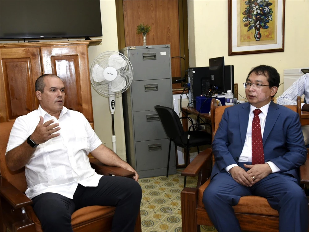 Le directeur général adjoint de l'Agence vietnamienne d'Information (VNA), Nguyen Tuan Hung (droite) et le président de la Prensa Latina, Luis Enrique González Acosta. Photo : VNA