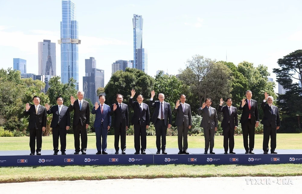 Le Premier ministre australien Anthony Albanese et les chefs de délégation et le secrétaire général de l'ASEAN à une réunion restreinte du Sommet spécial marquant le 50e anniversaire des relations ASEAN-Australie (à Melbourne, le 6 mars 2024). Photo : VNA 