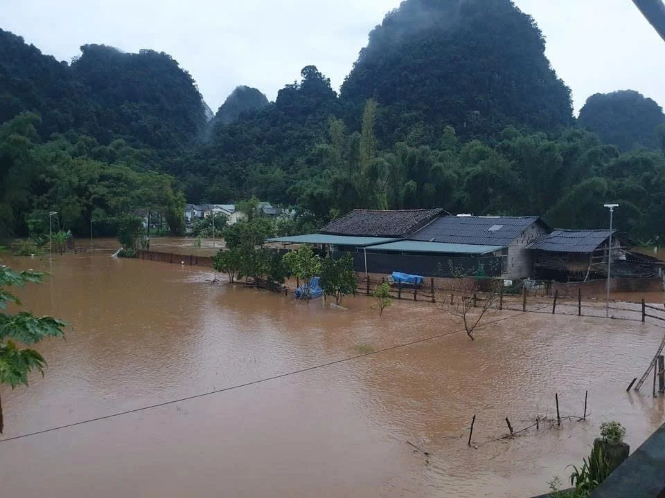 De nombreuses maisons situées le long d'un ruisseau au bourg de Tra Linh, district de Trung Khanh, province de Cao Bang, sont submergées dans l'eau le 11 août 2024. Photo : VNA