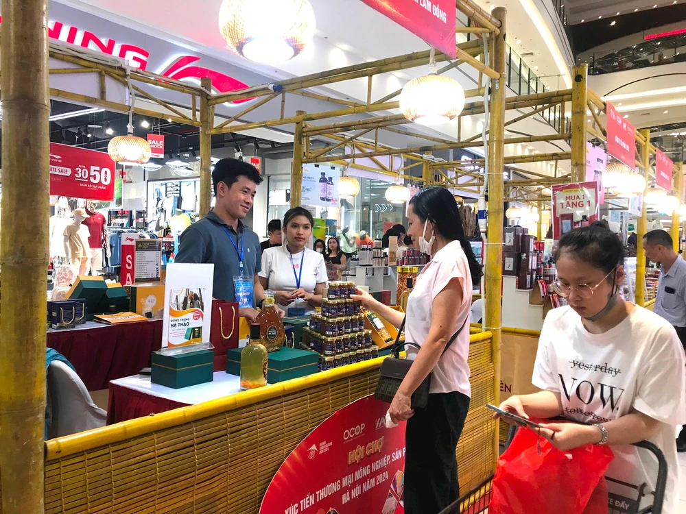 Des visiteurs à la foire. Photo : https://hanoimoi.vn/