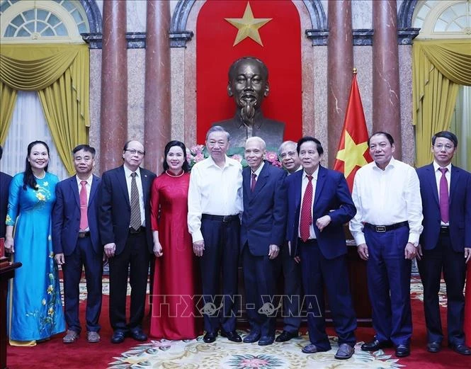 Le secrétaire général du Parti communiste du Vietnam (PCV) et président vietnamien, To Lam (5e à partir de la gauche), et d'anciens cadres ayant servi le Président Ho Chi Minh pendant les années qu'il vivait et travaillait au Palais présidentiel à Hanoï, de 1954 à 1969. Photo : VNA