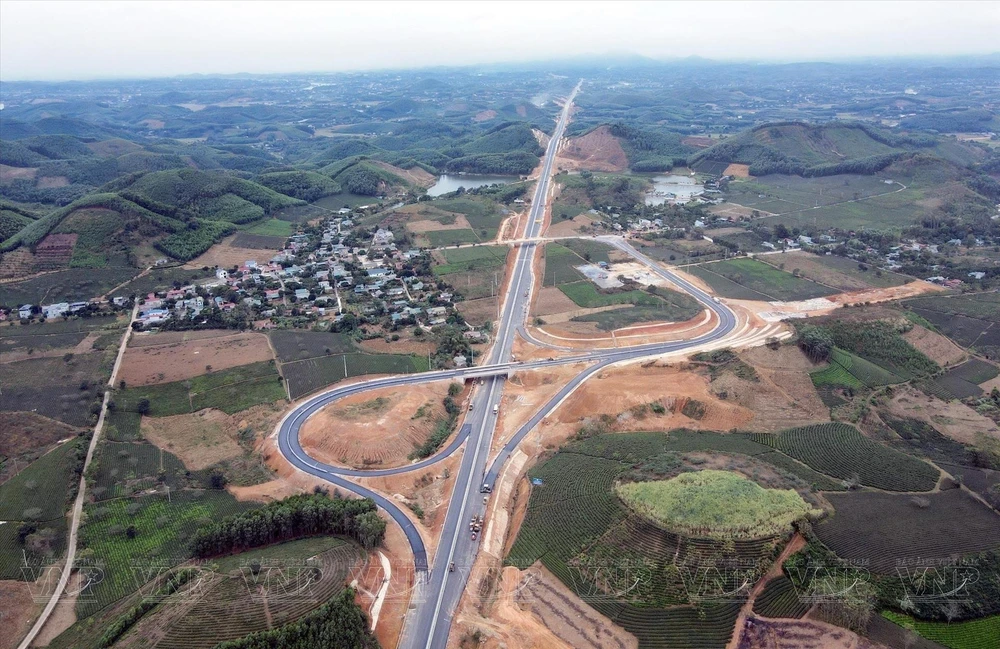 L'autoroute Tuyen Quang - Phu Tho reliant l'autoroute Noi Bai - Lao Cai a été officiellement inaugurée. Photo : journal Vietnam Illustré