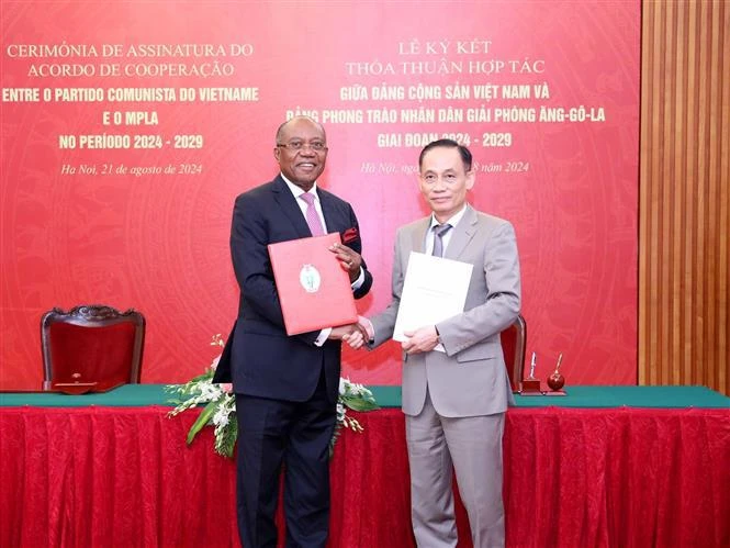 Le Hoai Trung, secrétaire du Comité central du PCV et chef de la Commission des relations extérieures du Comité central du PCV (droite), et Manuel Domingos Augusto. Photo : VNA